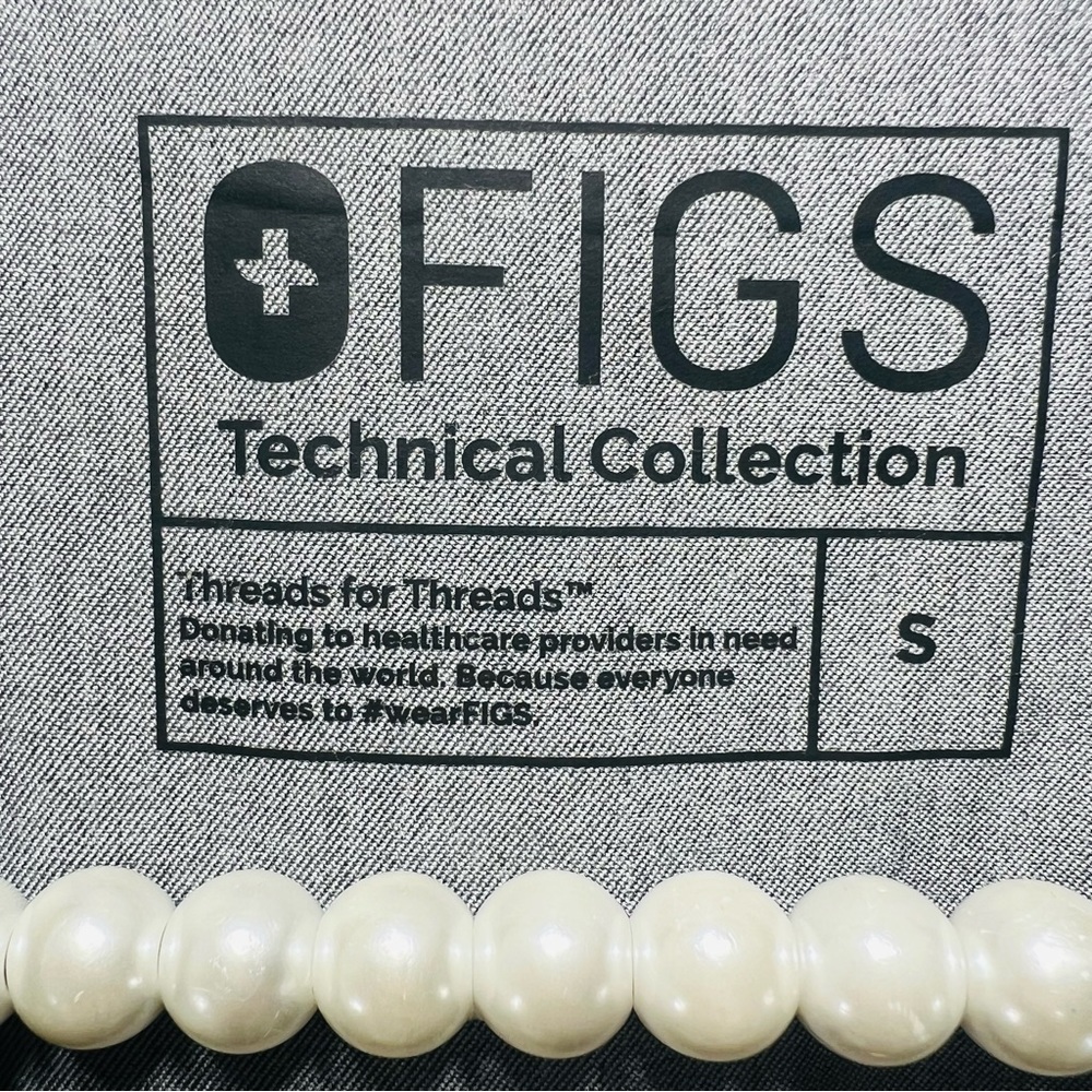 FIGS Charcoal Grey Three Pocket Short Sleeve Top Size Small - Picture 7 of 9